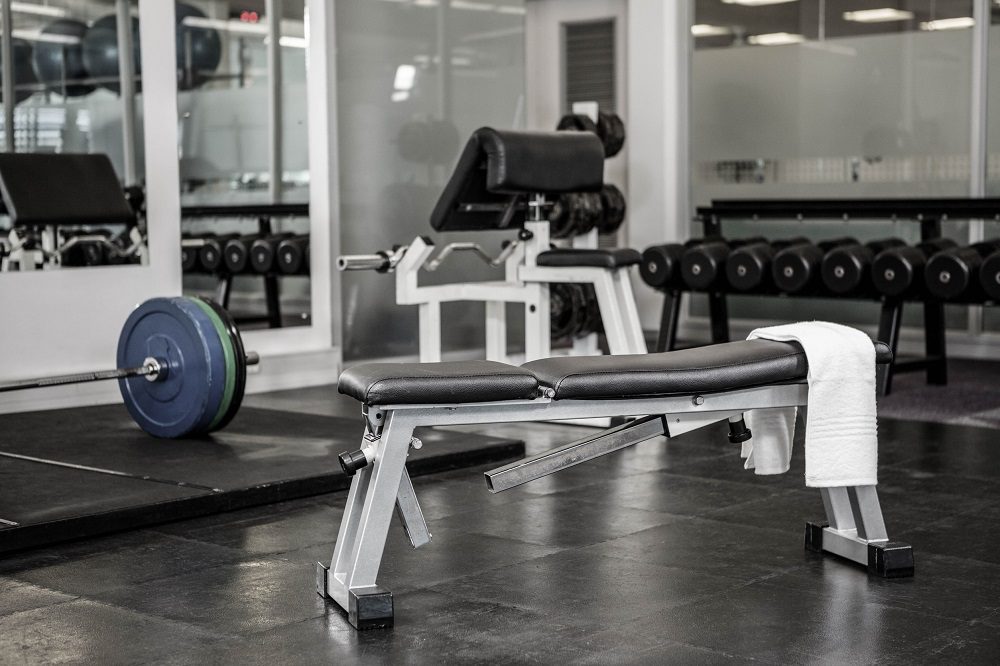 How to Spot Weightlifting Exercises in the Gym for Safety